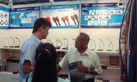 為客人介紹產(chǎn)品